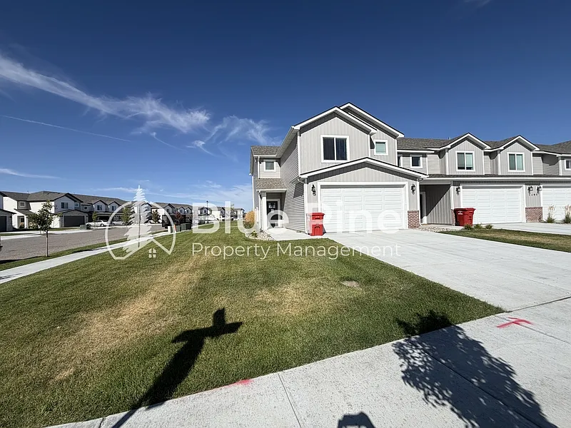 3 bed, 2.5 bath, 1619 sqft, $1,750 — Photo 2