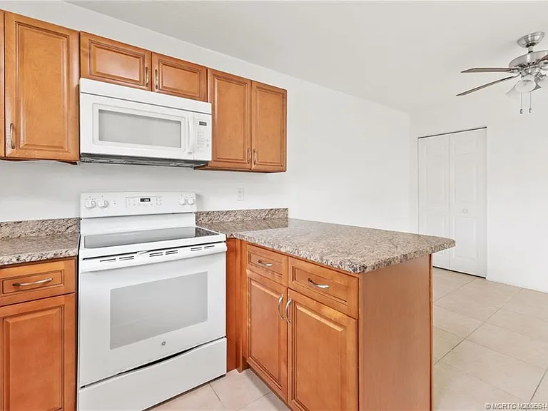 1496 SE Colchester Cir — Photo 9