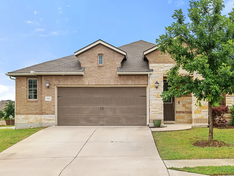 928 Myrna Bnd — Photo 2