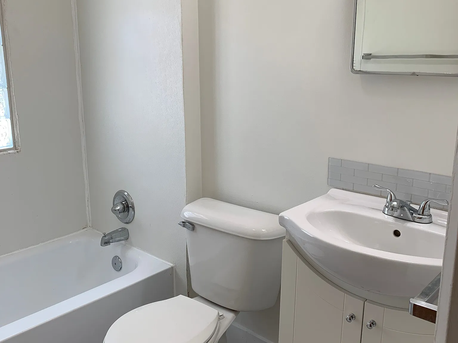 2 bed, 1.0 bath, 790 sqft, $1,220 — Photo 3