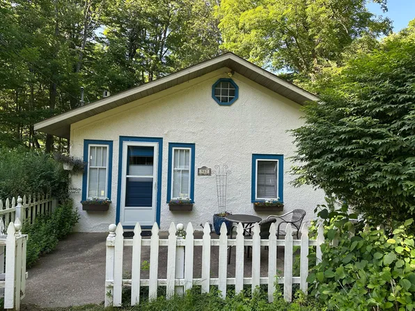 982 Charles St, South Haven, MI 49090