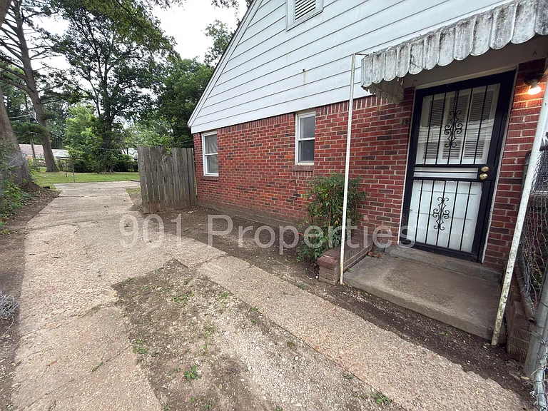981 Chatwood St — Photo 2