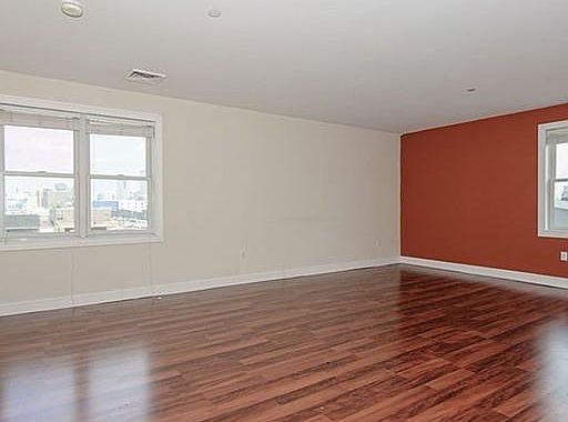 3rd image of 404 W 1st St Unit 33
