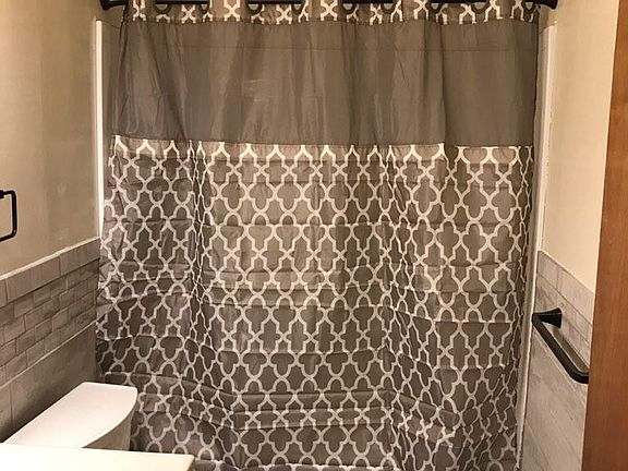 5th image of 717 W Shiawassee St #4D