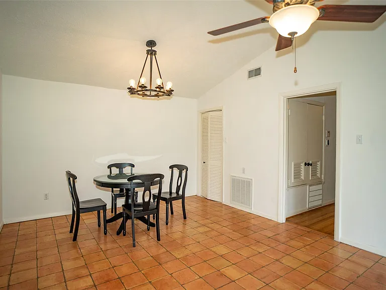4522 Briarbend Dr — Photo 4