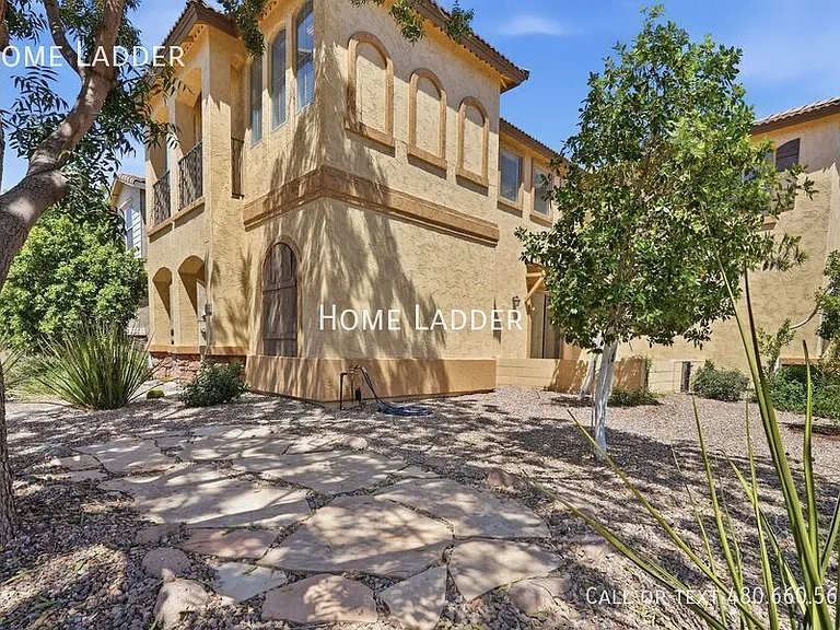 4172 E Santa Fe Ln — Photo 2