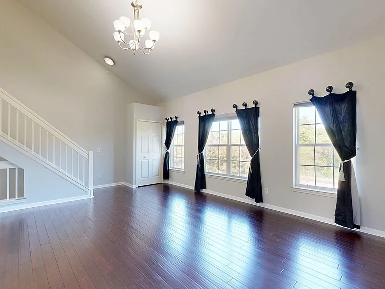 1908 Lindsay Ln — Photo 21