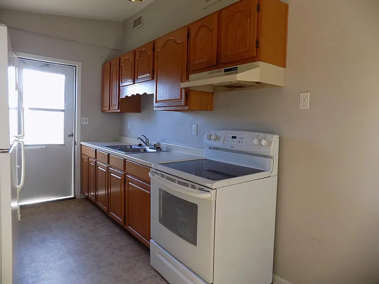 1425 Evans Ave — Photo 6