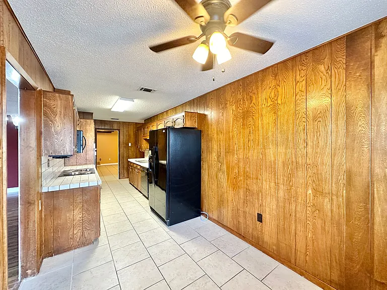 912 Laurie Ln — Photo 6