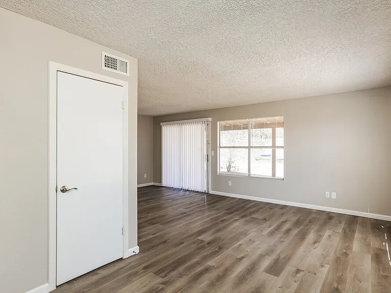 1420 E Topeka Dr — Photo 6