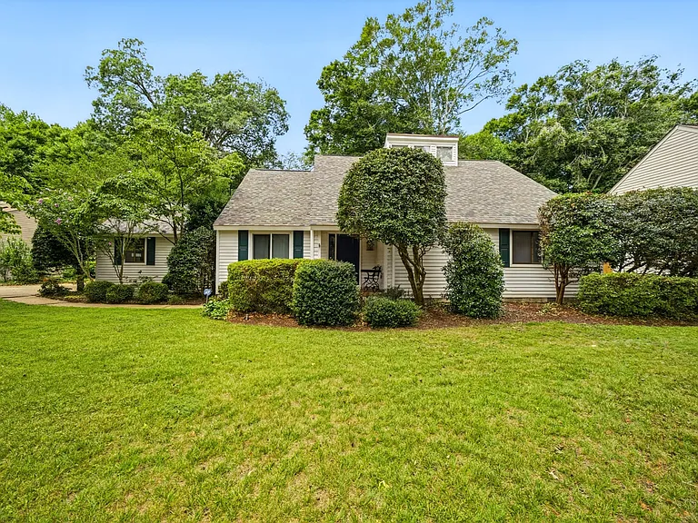 1044 Commodore Dr — Photo 33