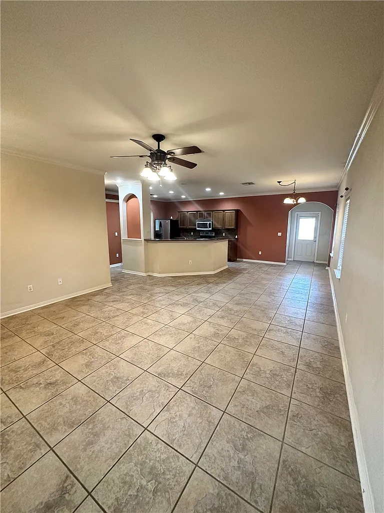 4 bed, 2.0 bath, 1821 sqft, $2,250 — Photo 3