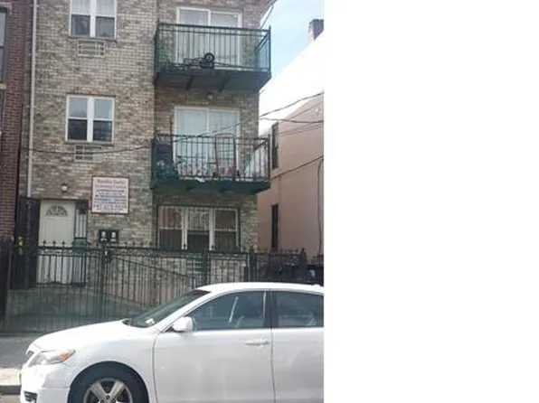 712 E 219th St, Bronx, NY 10467