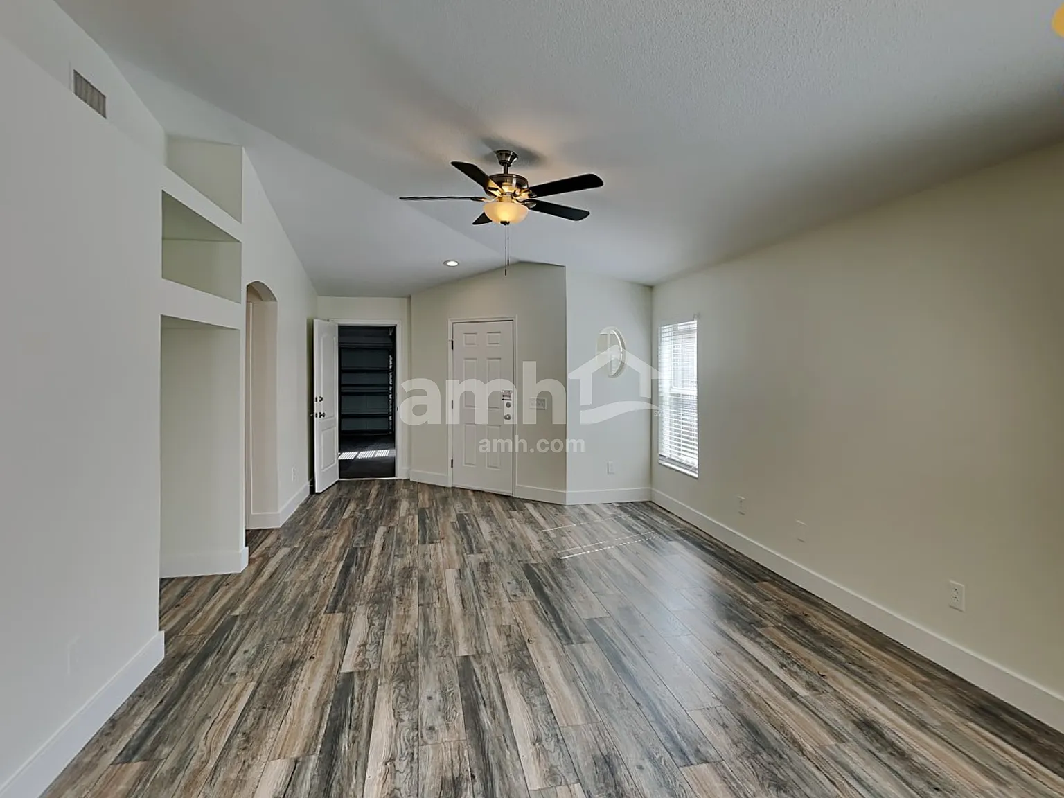 3 bed, 2.0 bath, 1317 sqft, $2,115 — Photo 4