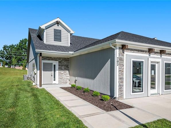 702 Ridge Dr, Smithville, MO 64089