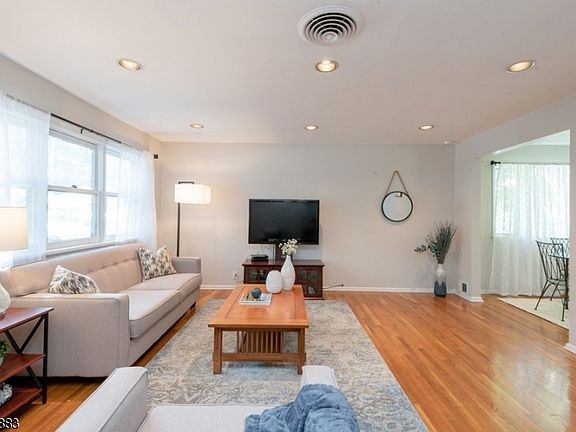 3rd image of 15 Cornell St