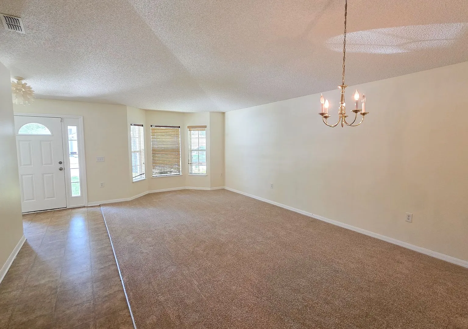4/2 in Majestic Oaks — Photo 3
