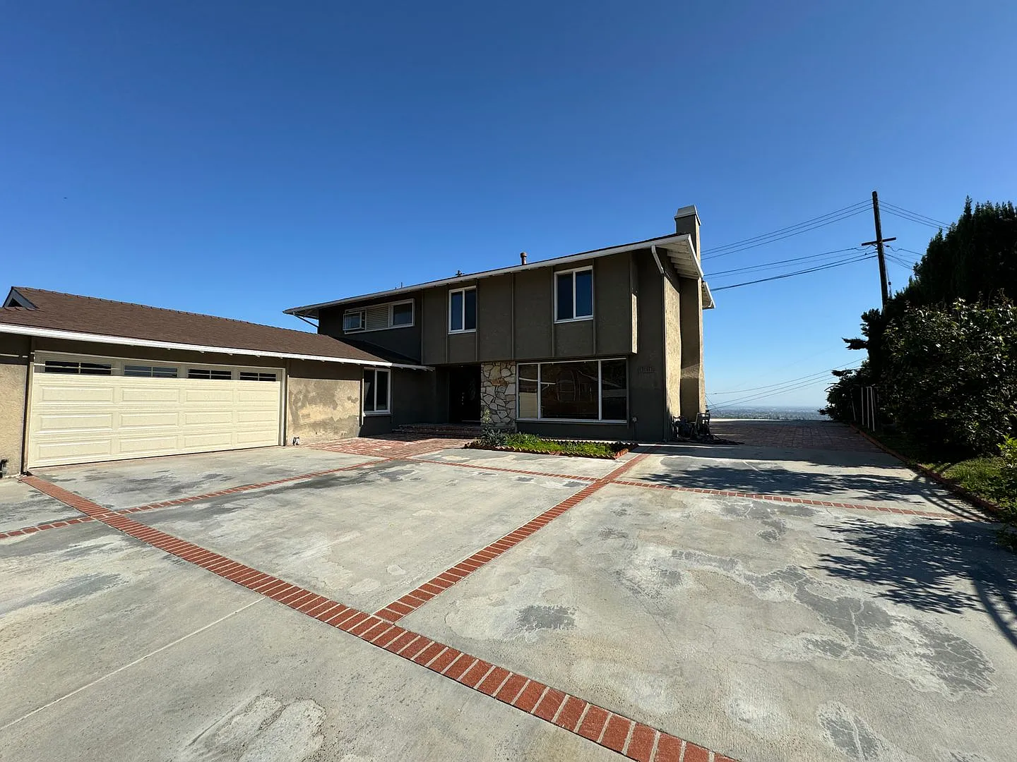Four Bedroom, Three Bathroom House in Whittier Hillside Neighborhood — Photo 2