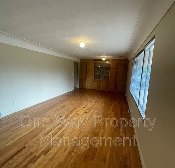 501 1st Ave — Photo 3