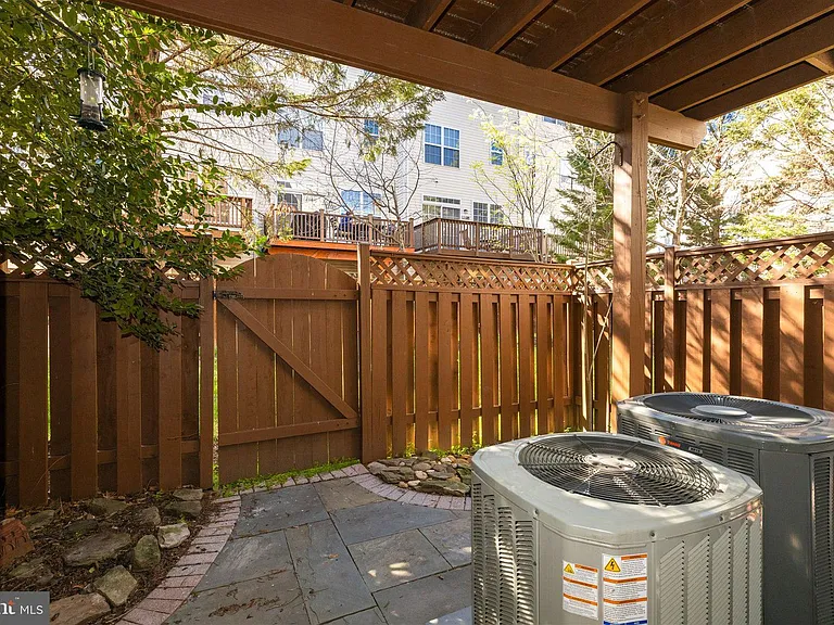 5140 Donovan Dr — Photo 35