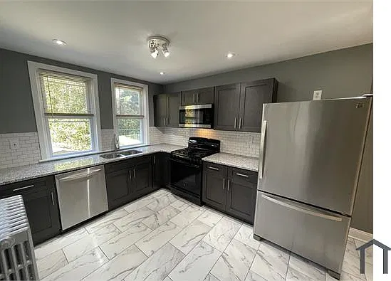 4 bed, 1140 sqft, $2,400 — Photo 1