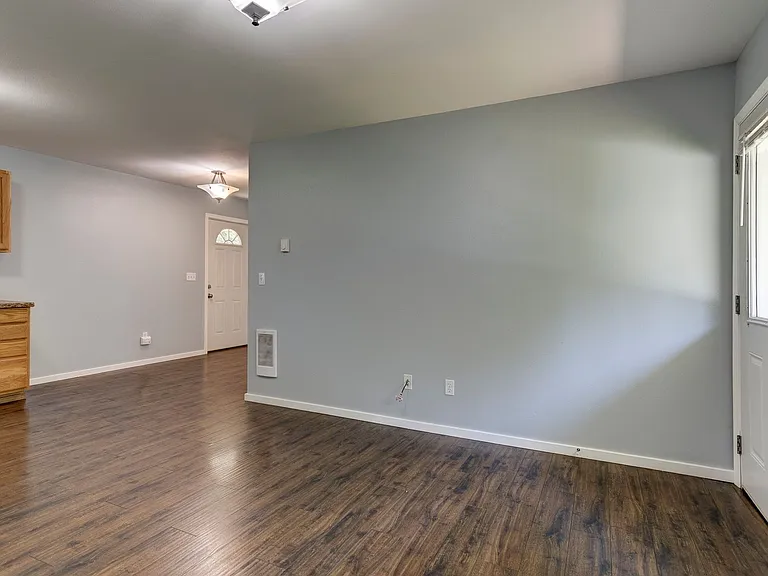 Recently Updated 2-bedroom Cottage — Photo 6