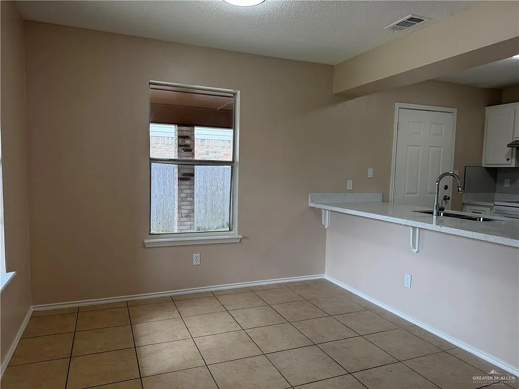 3 bed, 2.0 bath, 1092 sqft, $1,600 — Photo 3
