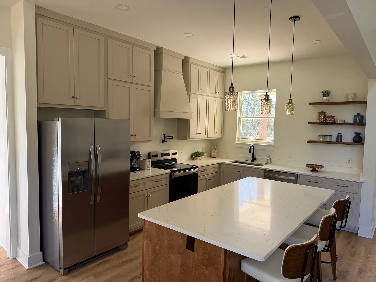 5 bed, 2600 sqft, $6,500 — Photo 3