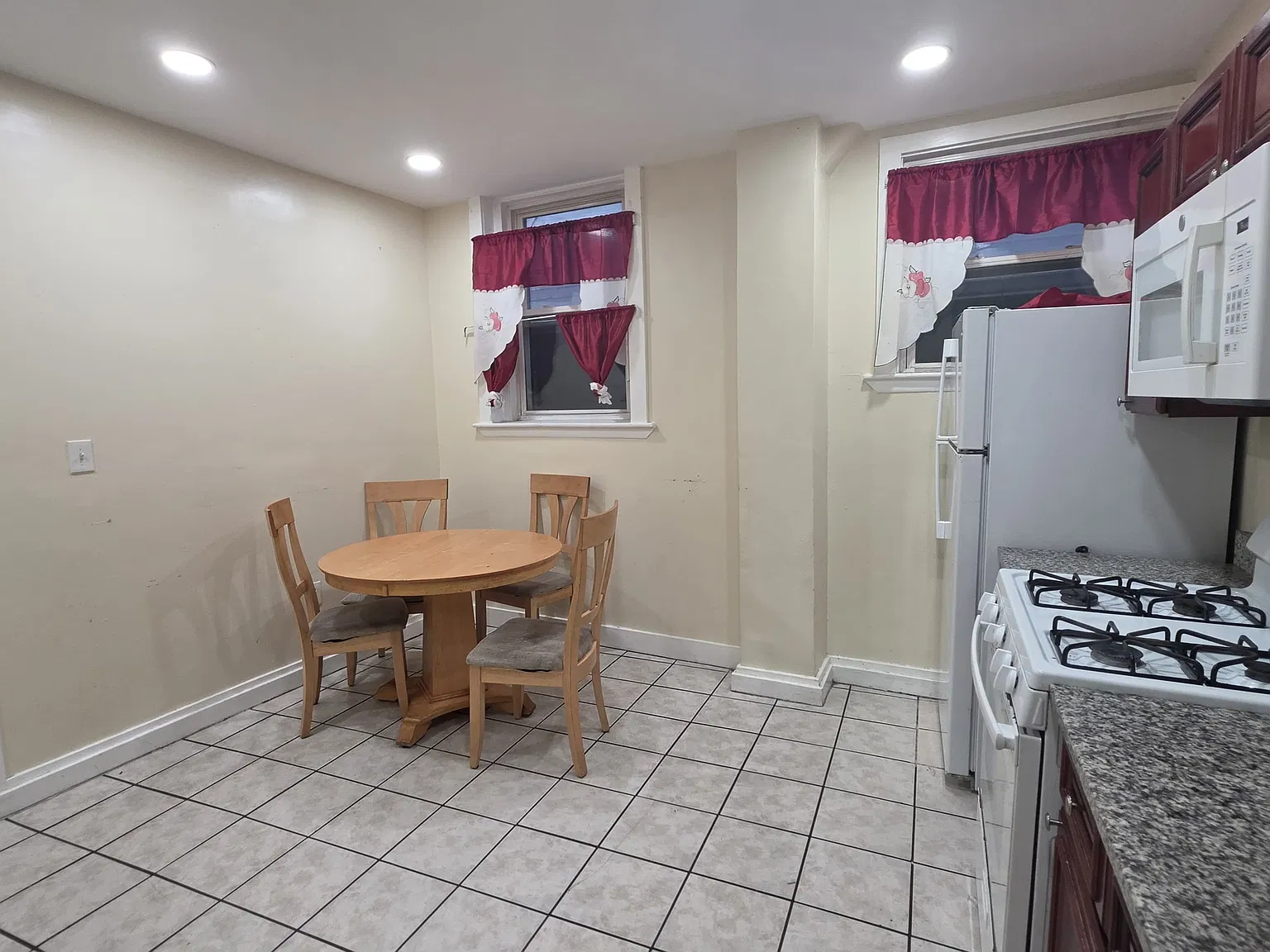 3 bed, 900 sqft, $3,000 — Photo 3