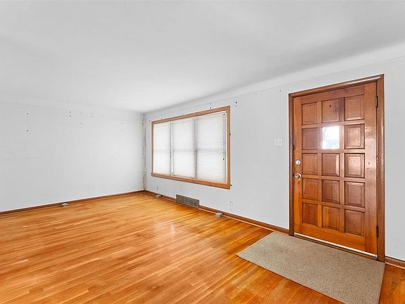 5th image of 8 Bromley Dr