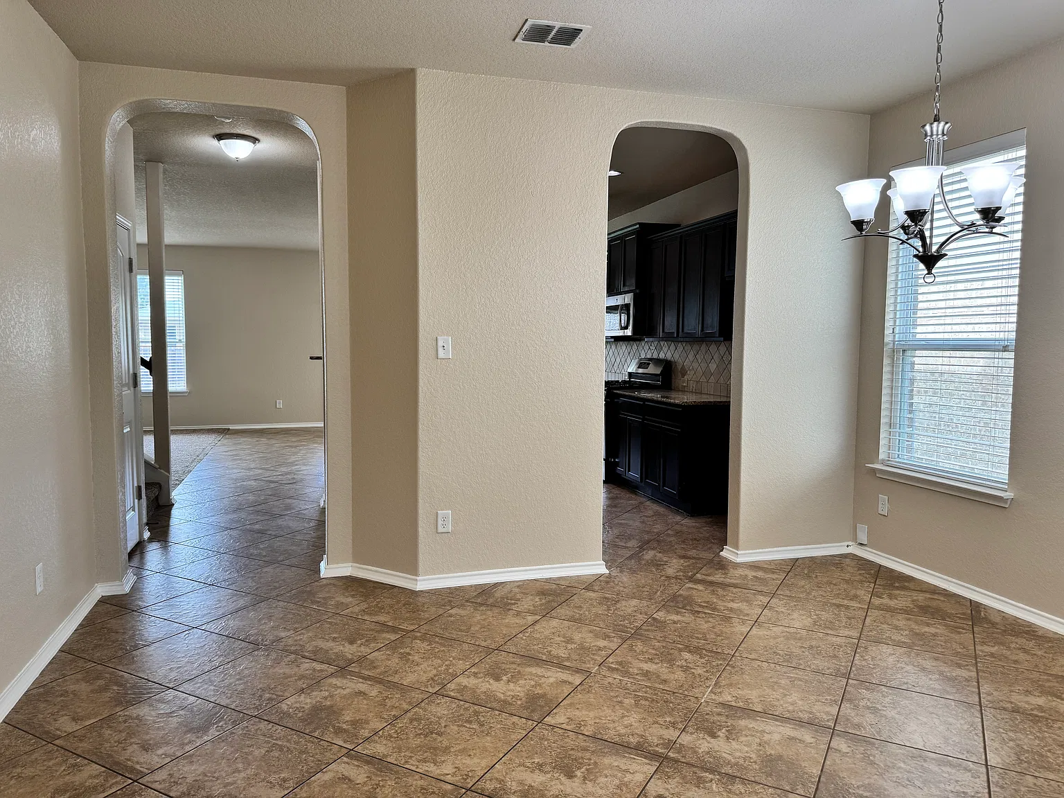 4 bed, 2.5 bath, 2710 sqft, $2,050 — Photo 4