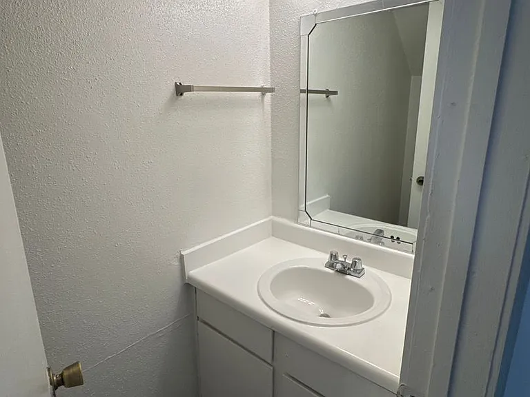 Emerald Cove Apartments — Photo 50
