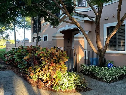 2727 Center Court Dr #117 Photo 1