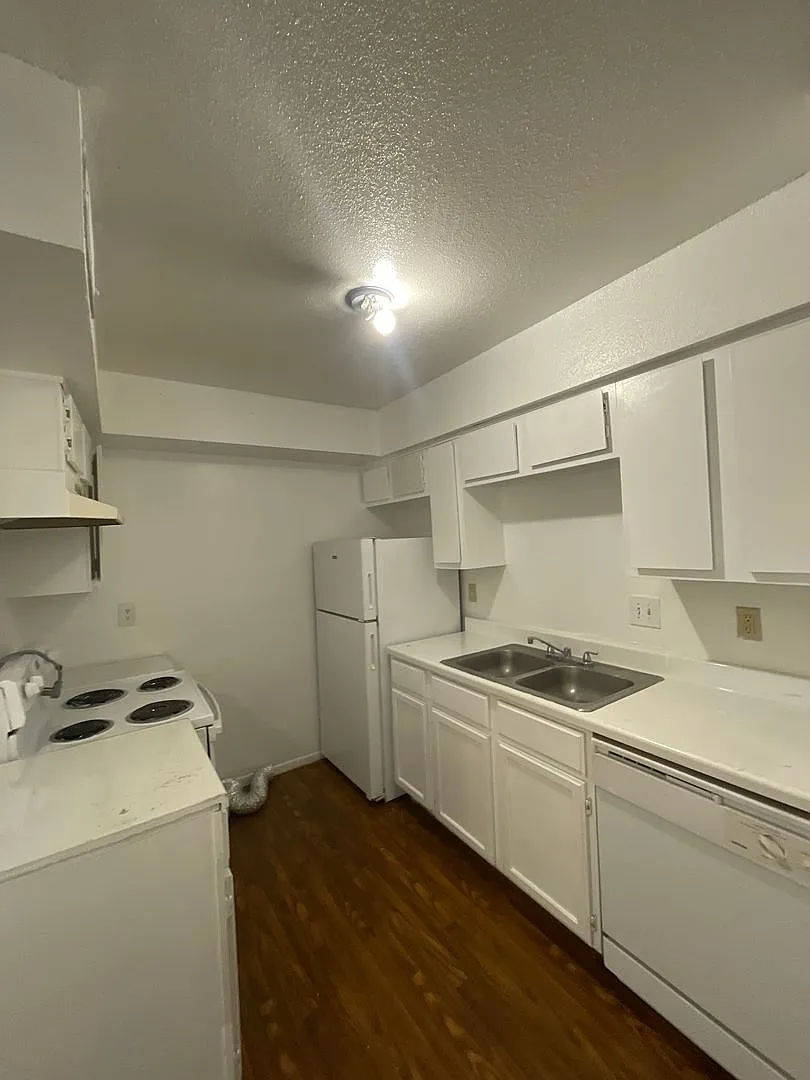 2 story - 2bd/1.5bath townhouse — Photo 2
