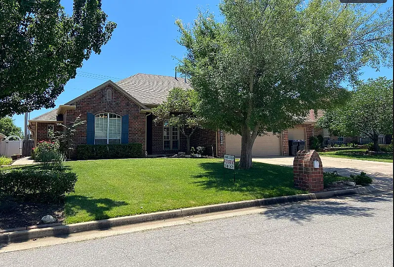 4 bed, 2427 sqft, $2,200 — Photo 1