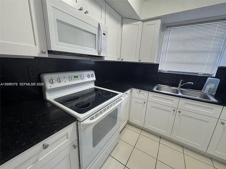 1370 NE 119th St #137006 — Photo 2