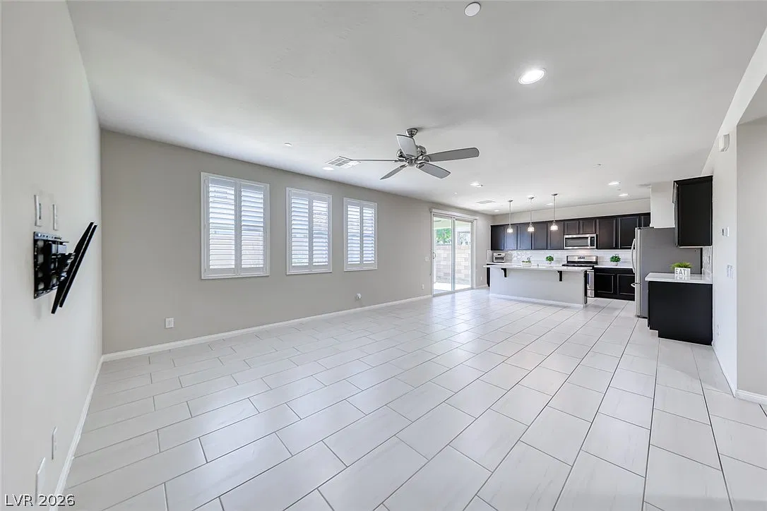 4 bed, 3.0 bath, 2459 sqft, $2,750 — Photo 2