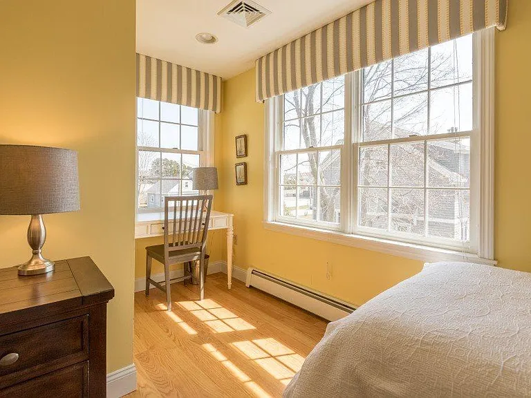 Window nook in 3rd bedroom