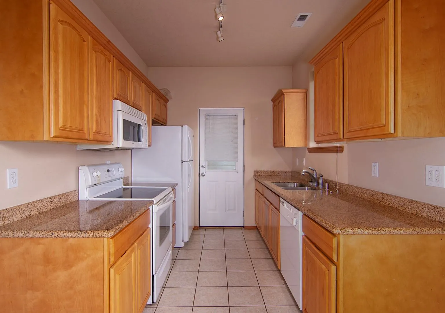 **August Availability** Nicely updated 3 Bedroom 2.5 Bath with large living / Dining area and att... — Photo 4
