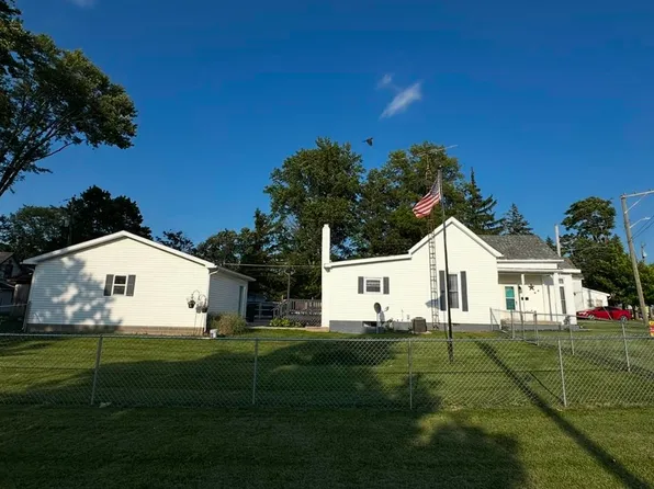 105 College Corner Ave, Liberty, IN 47353