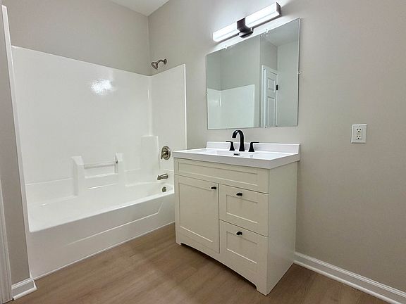 5th image of 215 E 10th St