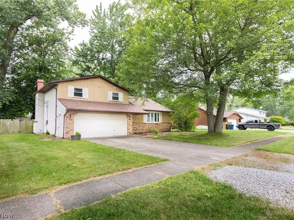 822 Sunset Ave, Sheffield Lake, OH 44054