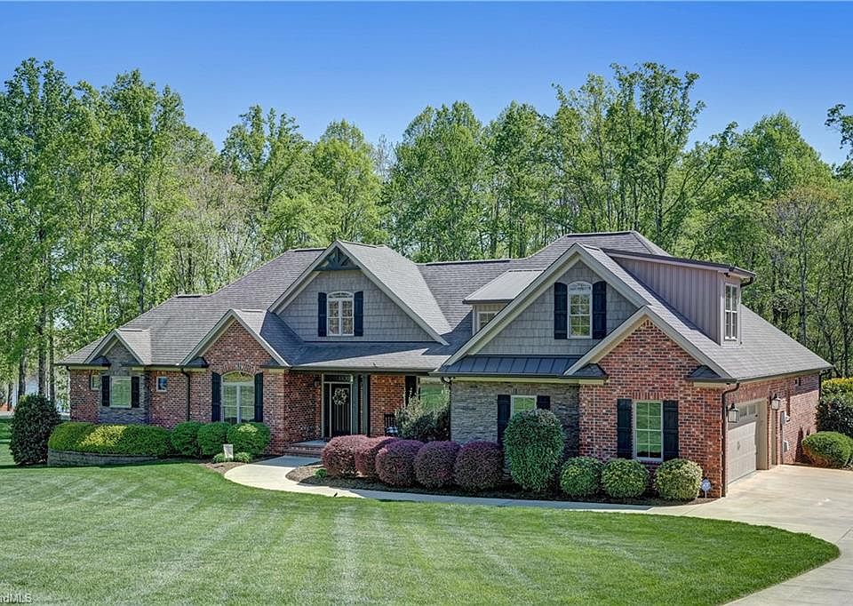 1st image of 208 Lakeshore Dr