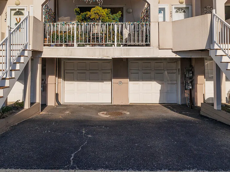 left garage and driveway