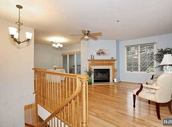 5th image of 248 Cambridge Dr