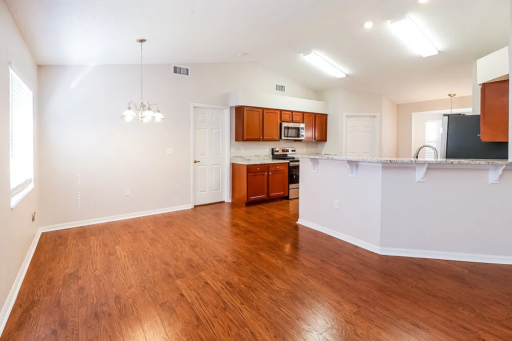 3 bed, 2.0 bath, 1525 sqft, $3,490 — Photo 3