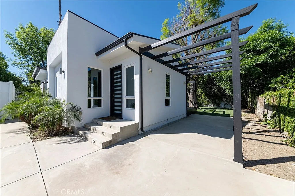 3 bed, 1118 sqft, $5,500 — Photo 1