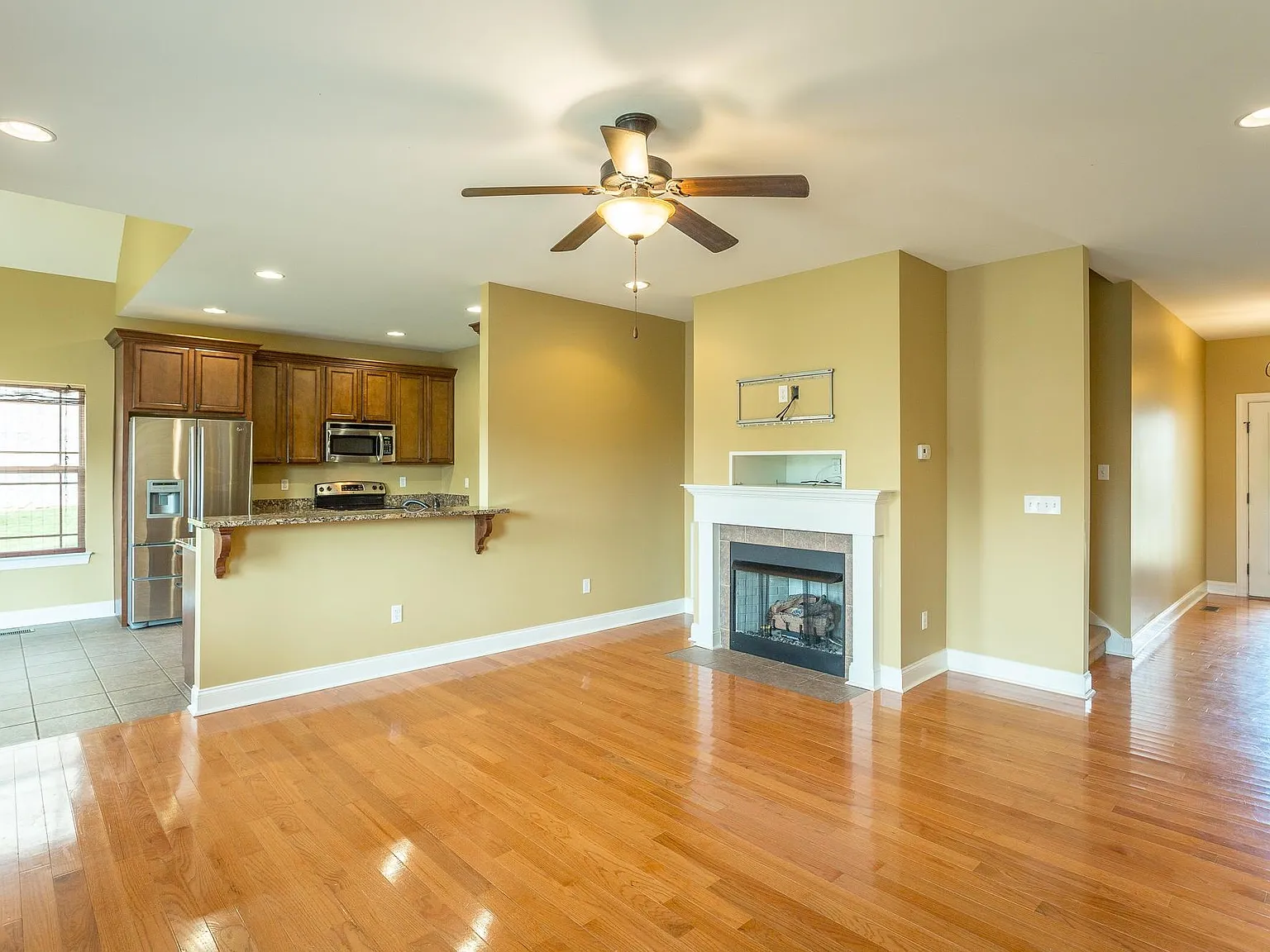 4 bed, 2308 sqft, $2,450 — Photo 3