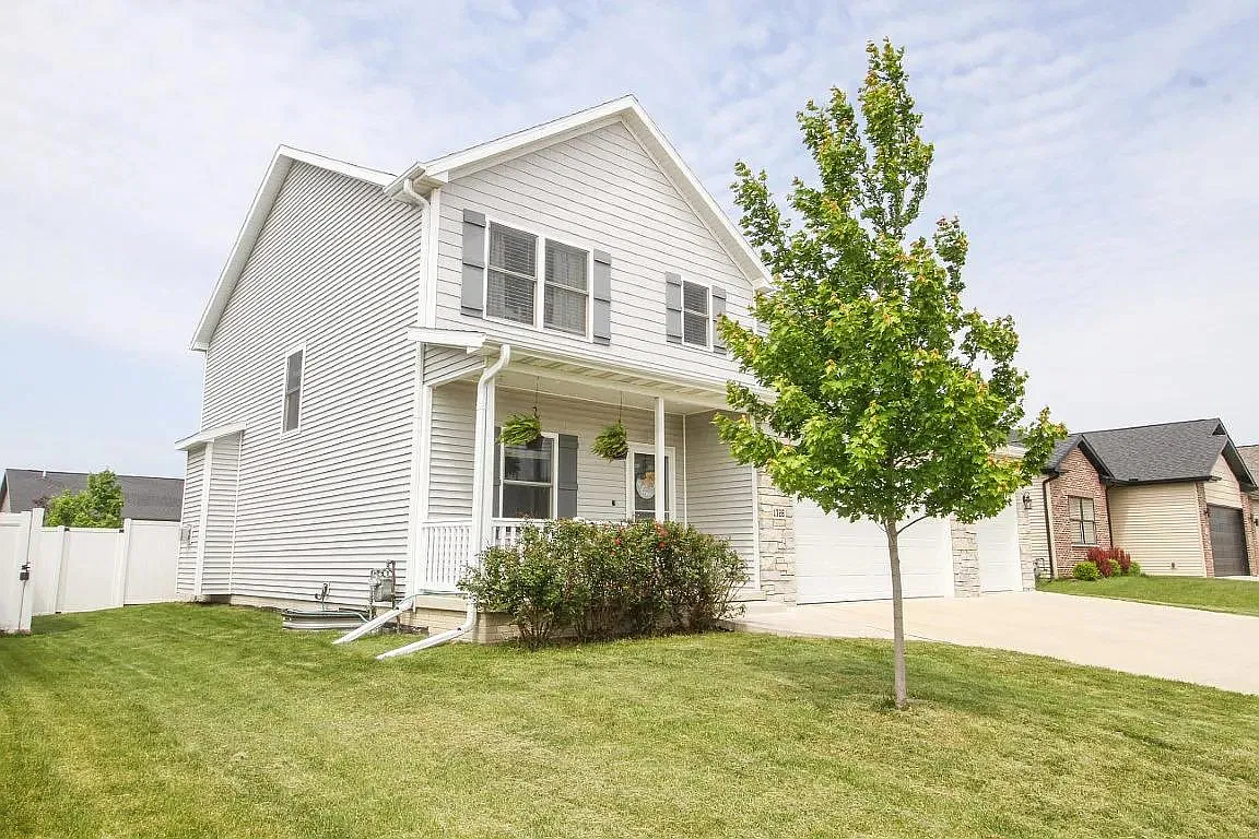 5 bed, 3.5 bath, 3100 sqft, $3,300 — Photo 2