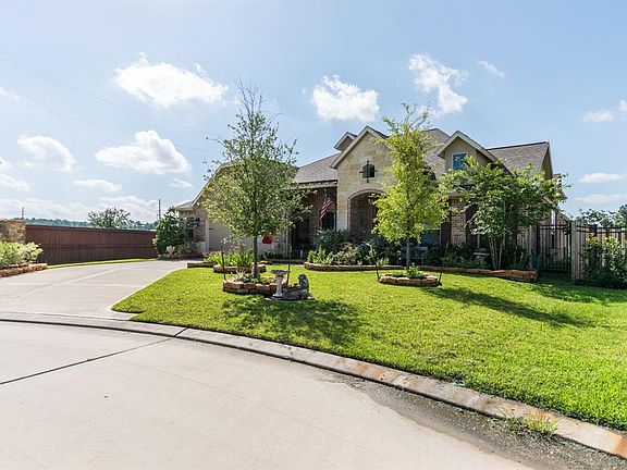 Home sits on the end of cul-de-sac street.